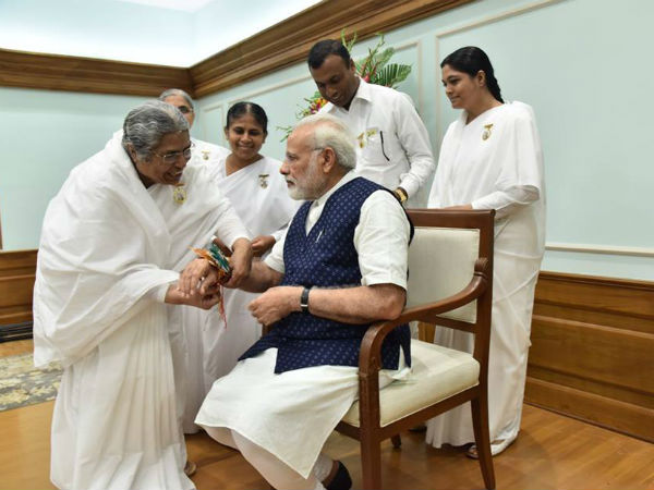 पीएम मोदी ने मनाई राखी