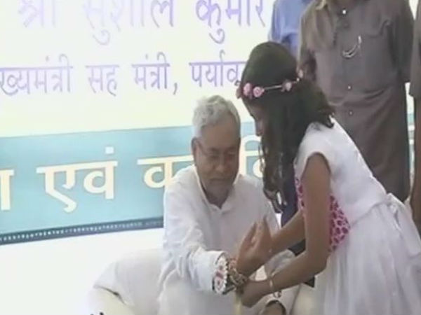 बच्चों ने नीतीश कुमार को बांधी राखी