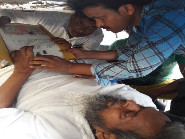 बीमार बाप ने स्ट्रेचर पर ही पांच बेटों के बीच संपत्ति का किया बंटवारा बीमार बाप ने स्ट्रेचर पर ही पांच बेटों के बीच संपत्ति का किया बंटवारा