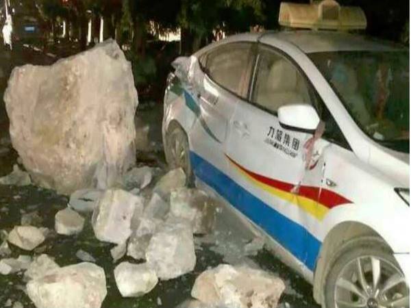 चीन में भूकंप ने मचाई भयंकर तबाही, करीब 100 की मौत चीन में भूकंप ने मचाई भयंकर तबाही, करीब 100 की मौत
