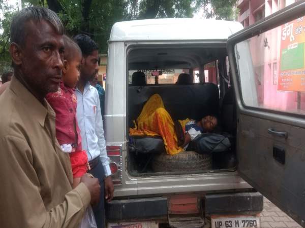 बेटी के साथ दूसरे मकान में सोई थी मां