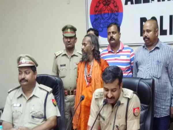 इलाहाबाद: शिव मंदिर के पुजारी ने काटा था नेपाली बाबा का गला इलाहाबाद: शिव मंदिर के पुजारी ने काटा था नेपाली बाबा का गला