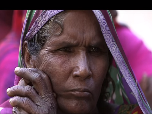 Video: आजादी गंदगी से: पति के पास मोबाइल खरीदने के पैसे हैं लेकिन शौचालय बनवाने के नहीं Video: आजादी गंदगी से: पति के पास मोबाइल खरीदने के पैसे हैं लेकिन शौचालय बनवाने के नहीं