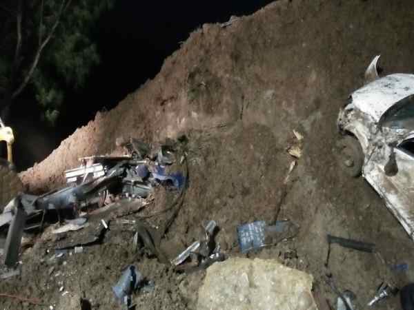 मंडी हादसे में मरने वालों की संख्या 45 पहुंची, कई अभी भी मलबे में फंसे मंडी हादसे में मरने वालों की संख्या 45 पहुंची, कई अभी भी मलबे में फंसे