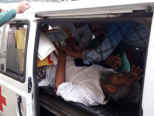 बीमार बाप ने स्ट्रेचर पर ही पांच बेटों के बीच संपत्ति का किया बंटवारा बीमार बाप ने स्ट्रेचर पर ही पांच बेटों के बीच संपत्ति का किया बंटवारा