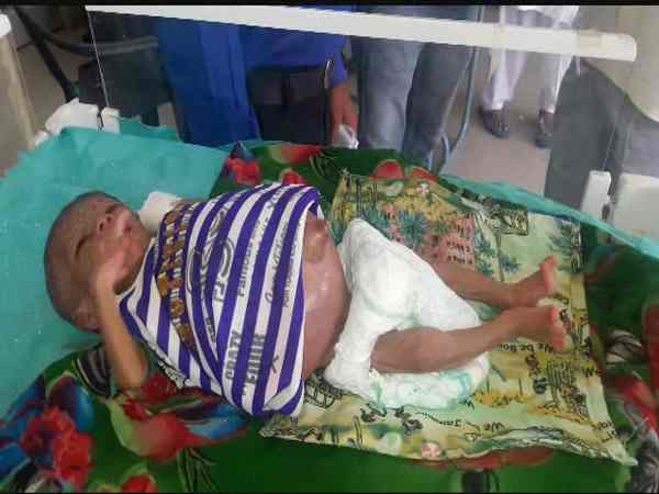 1 माह के मासूम को जिंदा जला दफनाने गई मां, बाप ने बचाया 1 माह के मासूम को जिंदा जला दफनाने गई मां, बाप ने बचाया