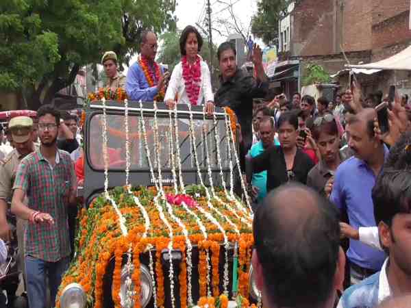 VIDEO: मैनपुरी पहुंची क्रिकेटर पूनम यादव, देखने उमड़ा पूरा गांव VIDEO: मैनपुरी पहुंची क्रिकेटर पूनम यादव, देखने उमड़ा पूरा गांव