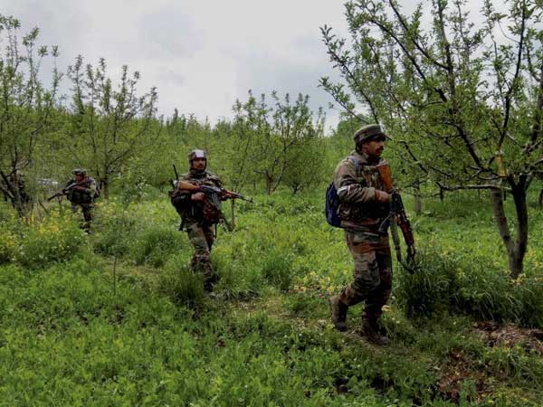 J&K: आर्मी के काफिले पर आतंकी हमला; मेजर समेत 2 शहीद J&K: आर्मी के काफिले पर आतंकी हमला; मेजर समेत 2 शहीद