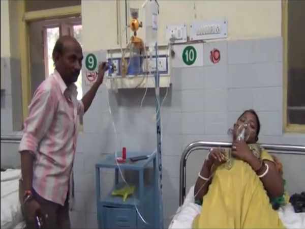 कानपुर के जिला अस्पताल में डॉक्टरों के पास मरीज को ऑक्सीजन लगाने का समय नहीं कानपुर के जिला अस्पताल में डॉक्टरों के पास मरीज को ऑक्सीजन लगाने का समय नहीं