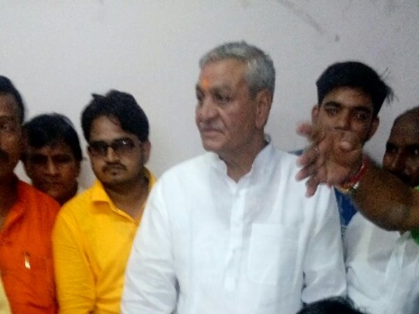 शिविर में नेता जी बुलाते ही रह गए, रक्तदान को कोई नहीं आया आगे शिविर में नेता जी बुलाते ही रह गए, रक्तदान को कोई नहीं आया आगे