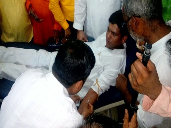 शिविर में नेता जी बुलाते ही रह गए, रक्तदान को कोई नहीं आया आगे शिविर में नेता जी बुलाते ही रह गए, रक्तदान को कोई नहीं आया आगे