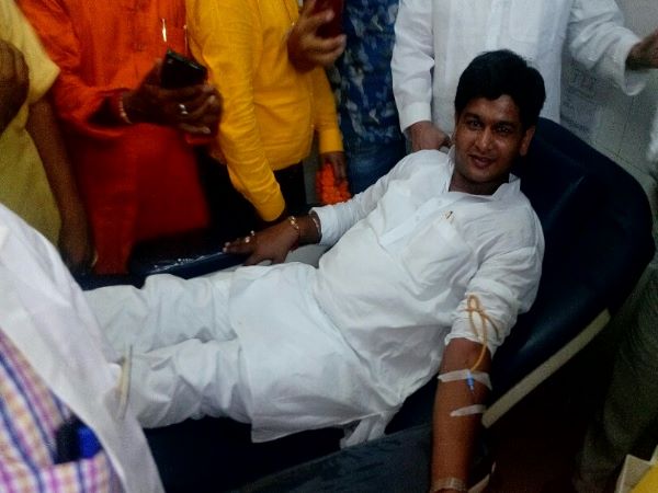 शिविर में नेता जी बुलाते ही रह गए, रक्तदान को कोई नहीं आया आगे शिविर में नेता जी बुलाते ही रह गए, रक्तदान को कोई नहीं आया आगे