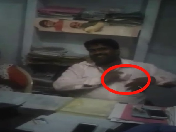 VIDEO: सेक्रेटरी की देखिए रिश्वतखोरी, फाइल पास कराने के लिए हाथ फैला देते हैं VIDEO: सेक्रेटरी की देखिए रिश्वतखोरी, फाइल पास कराने के लिए हाथ फैला देते हैं