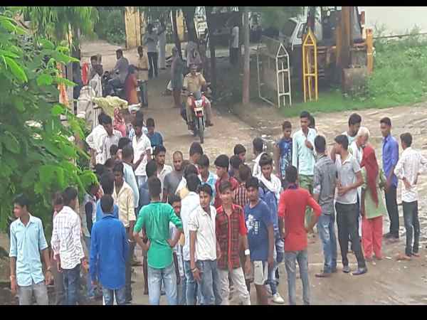सहारनपुर में फिर से जातीय हिंसा, दीवार बनाने को लेकर दो पक्षों में मारपीट सहारनपुर में फिर से जातीय हिंसा, दीवार बनाने को लेकर दो पक्षों में मारपीट