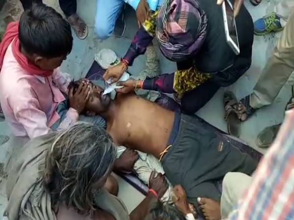 VIDEO: करंट लगे शख्स को जिंदा करने की देखिए LIVE कोशिश... VIDEO: करंट लगे शख्स को जिंदा करने की देखिए LIVE कोशिश...