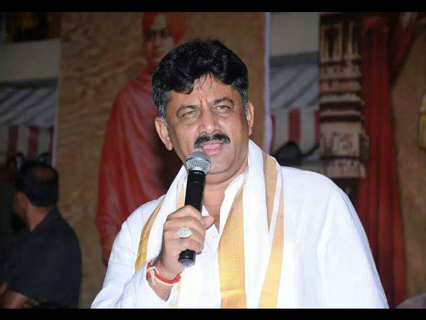 कर्नाटक मंत्री के घर छापे में मिले 300 करोड़, तीन दिन तक हुई गिनती कर्नाटक मंत्री के घर छापे में मिले 300 करोड़, तीन दिन तक हुई गिनती