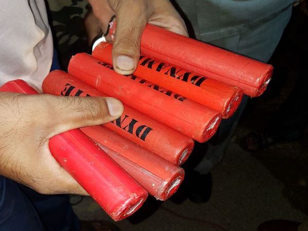 बॉर्डर पर डायनामाइट का सच आया सामने, रेपर के अंदर निकली मोमबत्तियां बॉर्डर पर डायनामाइट का सच आया सामने, रेपर के अंदर निकली मोमबत्तियां