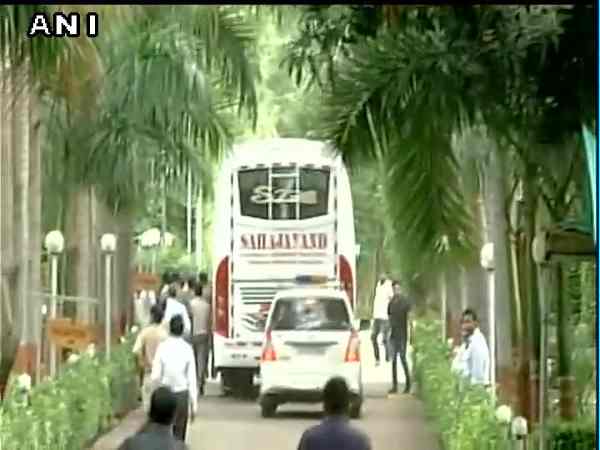 बैंगलोर से आने के बाद गुजरात में 'कैद' कांग्रेस विधायक, रखी जा रही कड़ी नजर बैंगलोर से आने के बाद गुजरात में 'कैद' कांग्रेस विधायक, रखी जा रही कड़ी नजर