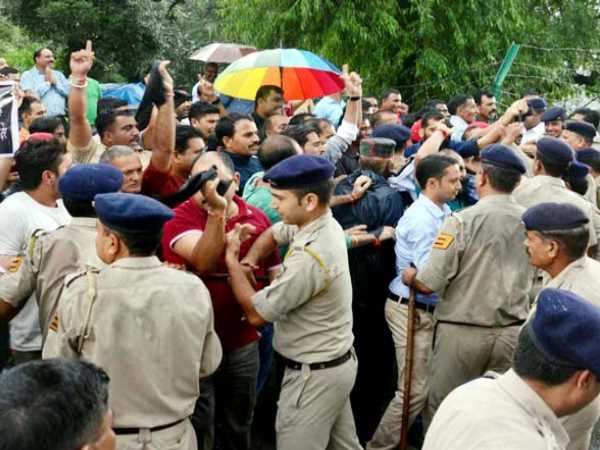 शिमला: गद्दी समुदाय के लोगों को मिल गई सीएम वीरभद्र के खिलाफ और तगड़ी वजह शिमला: गद्दी समुदाय के लोगों को मिल गई सीएम वीरभद्र के खिलाफ और तगड़ी वजह