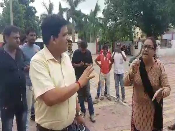 VIDEO: तेज हॉर्न बजाने पर महिला ने बीच सड़क बजा दिया यूपी के बड़े अफसर का बाजा VIDEO: तेज हॉर्न बजाने पर महिला ने बीच सड़क बजा दिया यूपी के बड़े अफसर का बाजा