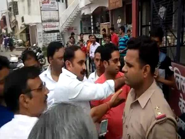 VIDEO: बीजेपी नेता और पुलिस के बीच हॉटटॉक वायरल VIDEO: बीजेपी नेता और पुलिस के बीच हॉटटॉक वायरल