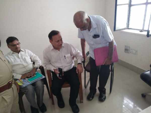 3 इंजीनियरों को अपने ऑफिस में बुलाकर कमिश्नर ने कहा- गिरफ्तार कर लो इनको 3 इंजीनियरों को अपने ऑफिस में बुलाकर कमिश्नर ने कहा- गिरफ्तार कर लो इनको