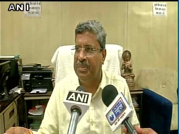52 पहले से थे, 3 ऑक्सीजन सिलिंडर लाकर डॉ. कफील ने कोई तीर नहीं मार लिया: DG 52 पहले से थे, 3 ऑक्सीजन सिलिंडर लाकर डॉ. कफील ने कोई तीर नहीं मार लिया: DG