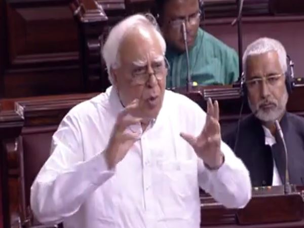कांग्रेस बोली, दो तरह के नोट छापकर मोदी सरकार ने किया बड़ा स्कैम, राज्यसभा में उठा मुद्दा कांग्रेस बोली, दो तरह के नोट छापकर मोदी सरकार ने किया बड़ा स्कैम, राज्यसभा में उठा मुद्दा