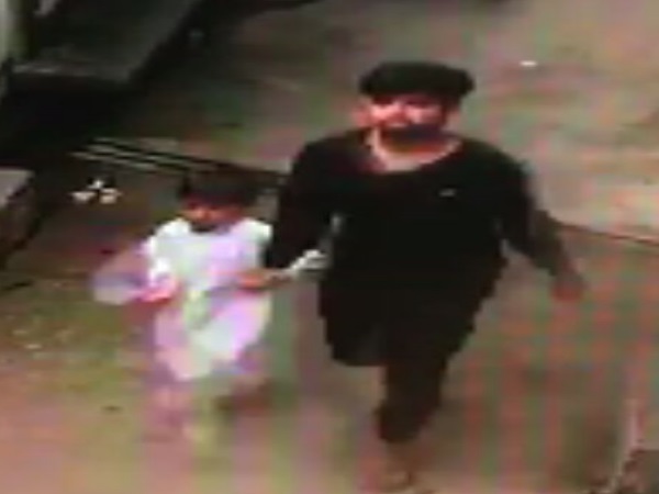 VIDEO: जिसने किया बच्चे का अपहरण, वही करता रहा तलाश...CCTV में खुला राज VIDEO: जिसने किया बच्चे का अपहरण, वही करता रहा तलाश...CCTV में खुला राज