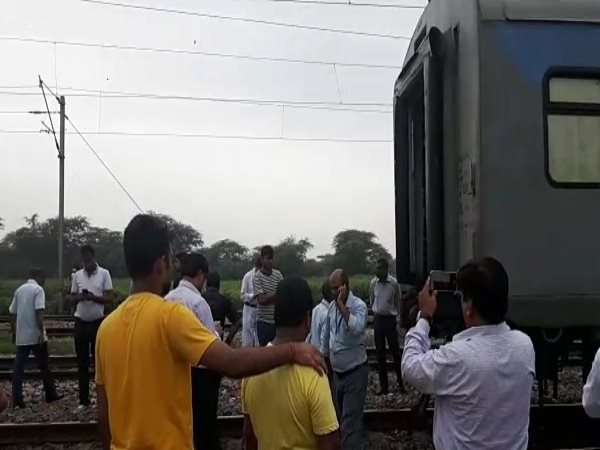 PICs: अपने इंजन से अलग हुए दिल्ली-लखनऊ शताब्दी के 6 डिब्बे PICs: अपने इंजन से अलग हुए दिल्ली-लखनऊ शताब्दी के 6 डिब्बे