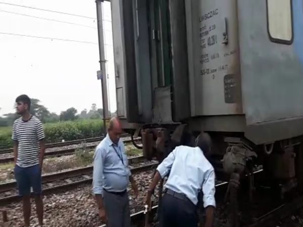 PICs: अपने इंजन से अलग हुए दिल्ली-लखनऊ शताब्दी के 6 डिब्बे PICs: अपने इंजन से अलग हुए दिल्ली-लखनऊ शताब्दी के 6 डिब्बे