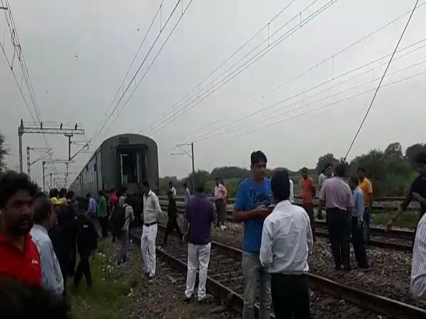 PICs: अपने इंजन से अलग हुए दिल्ली-लखनऊ शताब्दी के 6 डिब्बे PICs: अपने इंजन से अलग हुए दिल्ली-लखनऊ शताब्दी के 6 डिब्बे