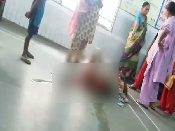 शर्मनाक: रिश्वत नहीं देने पर गर्भवती महिला को अस्पताल ने भगाया, गेट पर दिया बच्चे को जन्म शर्मनाक: रिश्वत नहीं देने पर गर्भवती महिला को अस्पताल ने भगाया, गेट पर दिया बच्चे को जन्म