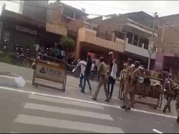 सपाईयों ने लगाया 'सीएम गो बैक' का नारा, पुलिस ने लाठियों से पीटा सपाईयों ने लगाया 'सीएम गो बैक' का नारा, पुलिस ने लाठियों से पीटा