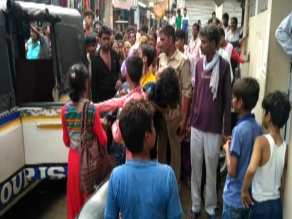पहाड़ पर गईं सेल्फी लेने और बिगड़ गया बैलेंस, 20 मिनट तक झाड़ियों में पड़ी रहीं... पहाड़ पर गईं सेल्फी लेने और बिगड़ गया बैलेंस, 20 मिनट तक झाड़ियों में पड़ी रहीं...