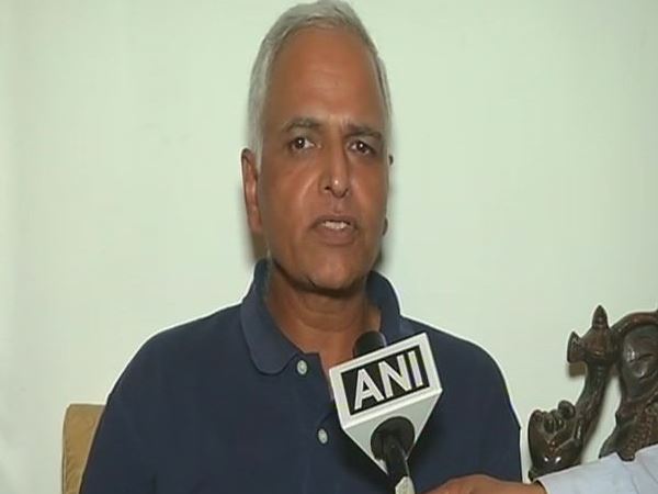 वर्णिका के पिता बोले, गिरफ्तारी ठीक है पर कोर्ट से भी मिले सजा वर्णिका के पिता बोले, गिरफ्तारी ठीक है पर कोर्ट से भी मिले सजा