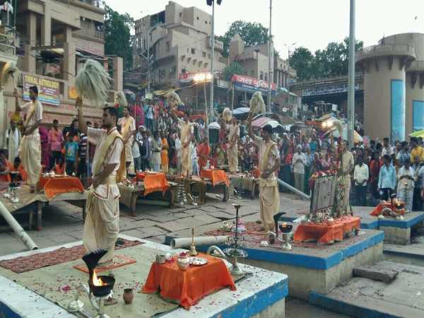 PICs: चंद्र ग्रहण से टूटी काशी में 26 साल पुरानी परंपरा PICs: चंद्र ग्रहण से टूटी काशी में 26 साल पुरानी परंपरा
