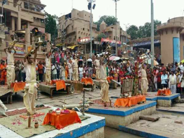PICs: चंद्र ग्रहण से टूटी काशी में 26 साल पुरानी परंपरा PICs: चंद्र ग्रहण से टूटी काशी में 26 साल पुरानी परंपरा