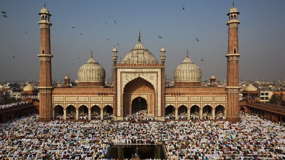 जामा मस्जिद में ईद की नमाज़ अदा करते हुए मुसलमान जामा मस्जिद में ईद की नमाज़ अदा करते हुए मुसलमान