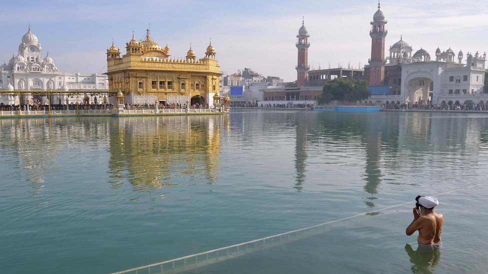 स्वर्ण मंदिर में श्रद्धालु स्वर्ण मंदिर में श्रद्धालु