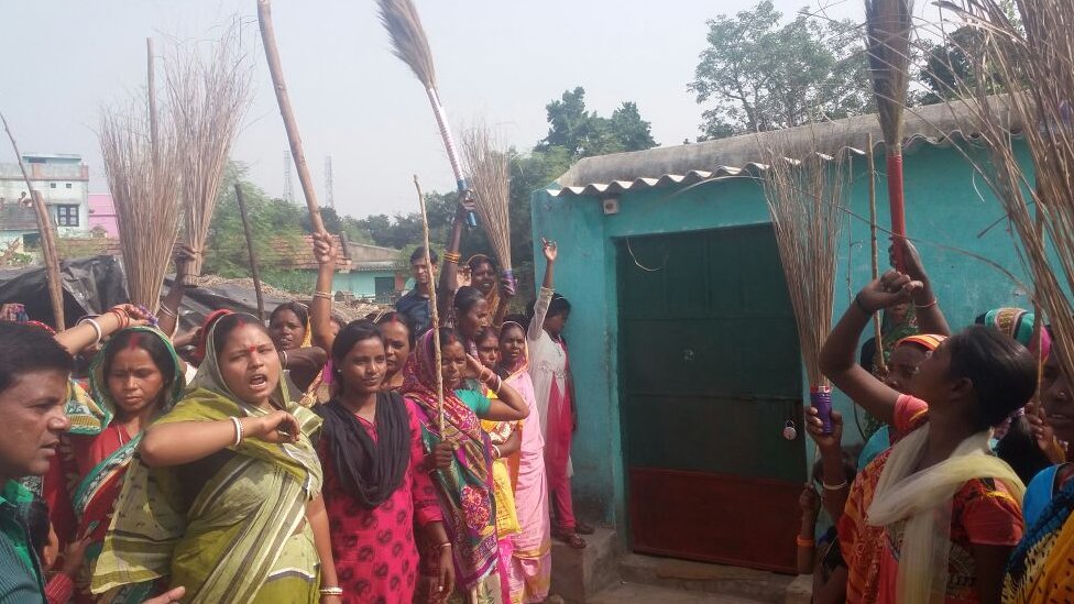 नशे के खिलाफ अभियान में शामिल महिलाएं नशे के खिलाफ अभियान में शामिल महिलाएं