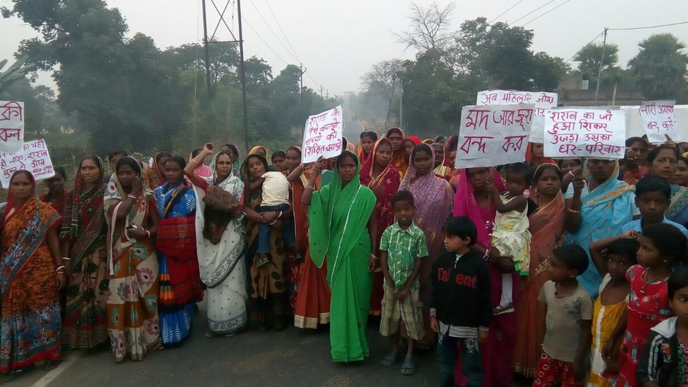 धनबाद में प्रदर्शन करती महिलाएं धनबाद में प्रदर्शन करती महिलाएं