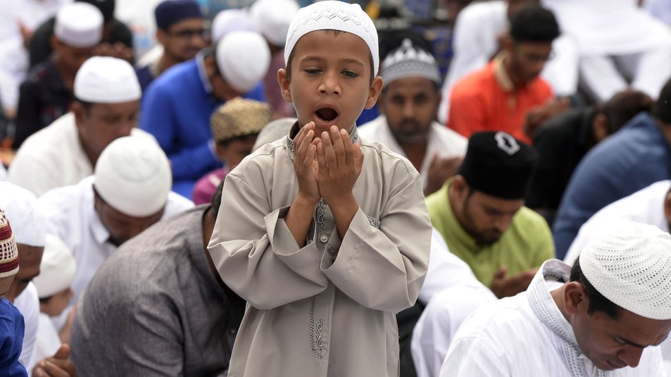 नमाज़ पढ़ता एक बच्चा नमाज़ पढ़ता एक बच्चा