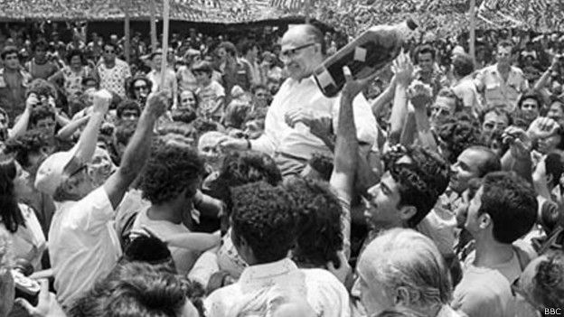 इसराइल में भीड़ के साथ ख़ुशियां मनाते विपक्ष के नेता बेगिन मेनाचिम इसराइल में भीड़ के साथ ख़ुशियां मनाते विपक्ष के नेता बेगिन मेनाचिम