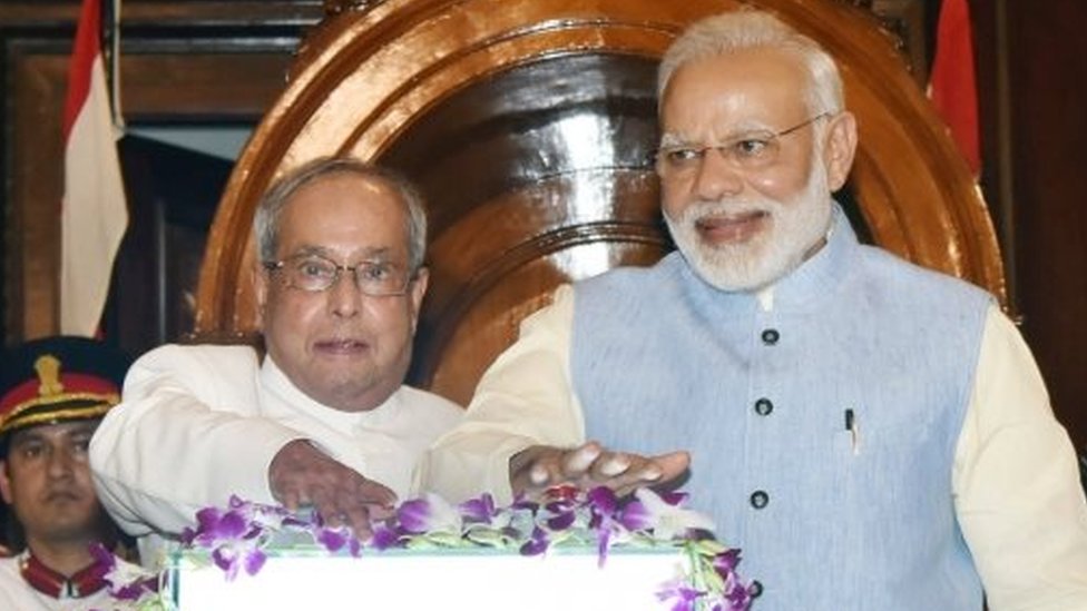 मोदी के साथ प्रणब मुखर्जी मोदी के साथ प्रणब मुखर्जी
