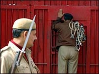 जेल तोड़कर तीन को आज़ाद कराया जेल तोड़कर तीन को आज़ाद कराया