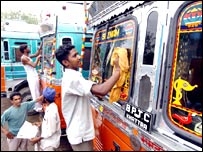 ट्रांसपोर्टरों की देशव्यापी हड़ताल शुरु ट्रांसपोर्टरों की देशव्यापी हड़ताल शुरु