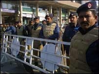 धमाके में पाँच पुलिसकर्मियों की मौत धमाके में पाँच पुलिसकर्मियों की मौत