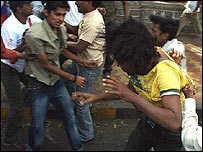 महाराष्ट्र में फिर हिंदीभाषी बने निशाना महाराष्ट्र में फिर हिंदीभाषी बने निशाना