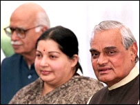 जयललिता ने कांग्रेस की ओर बढ़ाया हाथ जयललिता ने कांग्रेस की ओर बढ़ाया हाथ